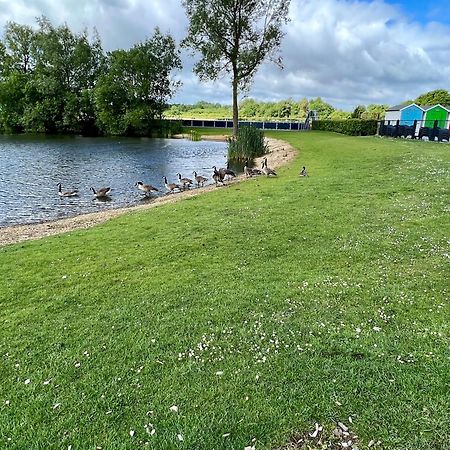 Waters Edge, Hoburne Cotswolds South Cerney Exterior foto