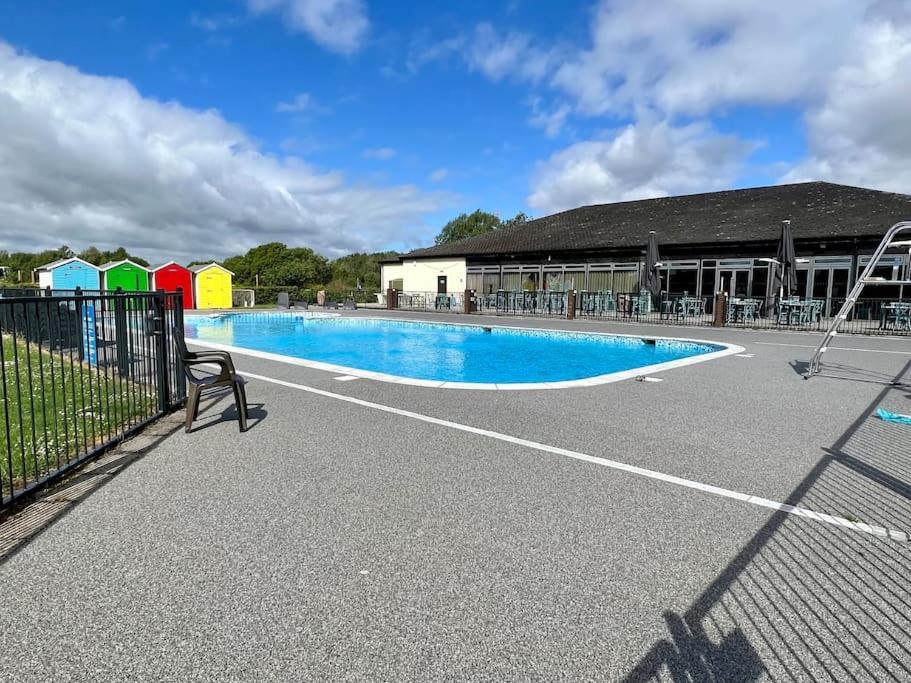 Waters Edge, Hoburne Cotswolds South Cerney Exterior foto