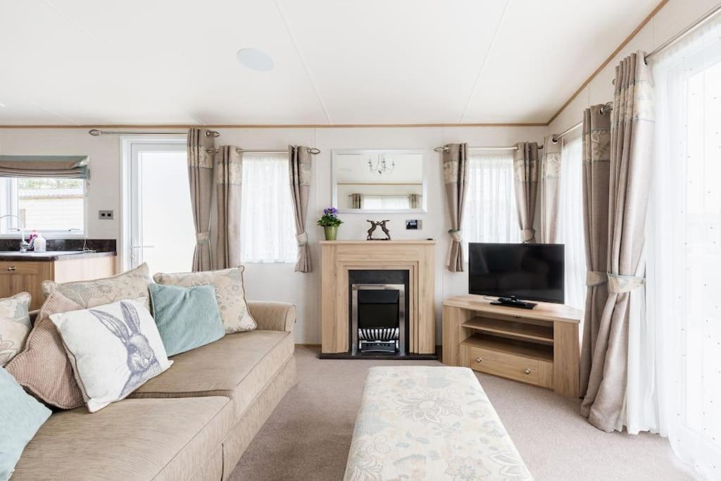 Waters Edge, Hoburne Cotswolds South Cerney Exterior foto
