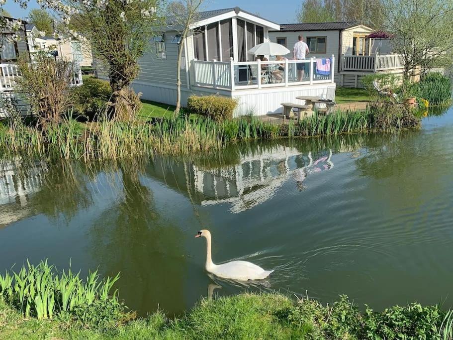 Waters Edge, Hoburne Cotswolds South Cerney Exterior foto