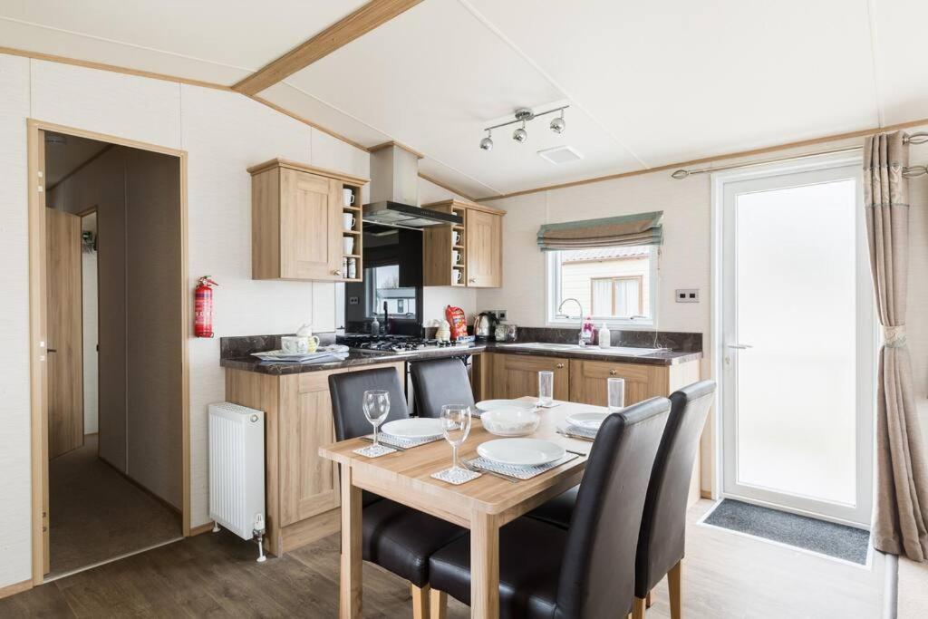 Waters Edge, Hoburne Cotswolds South Cerney Exterior foto