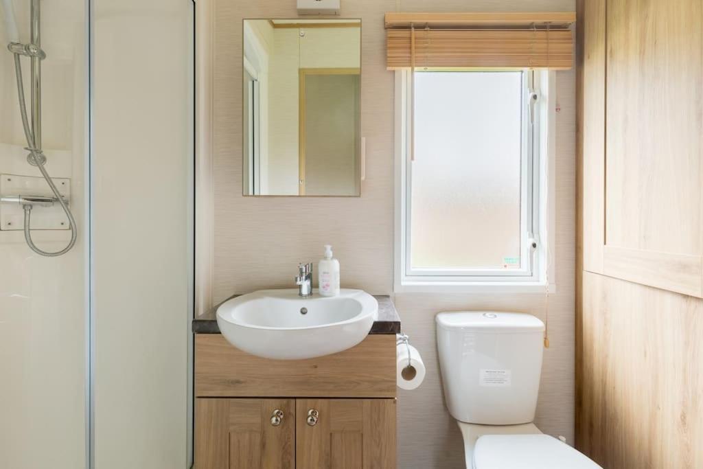 Waters Edge, Hoburne Cotswolds South Cerney Exterior foto