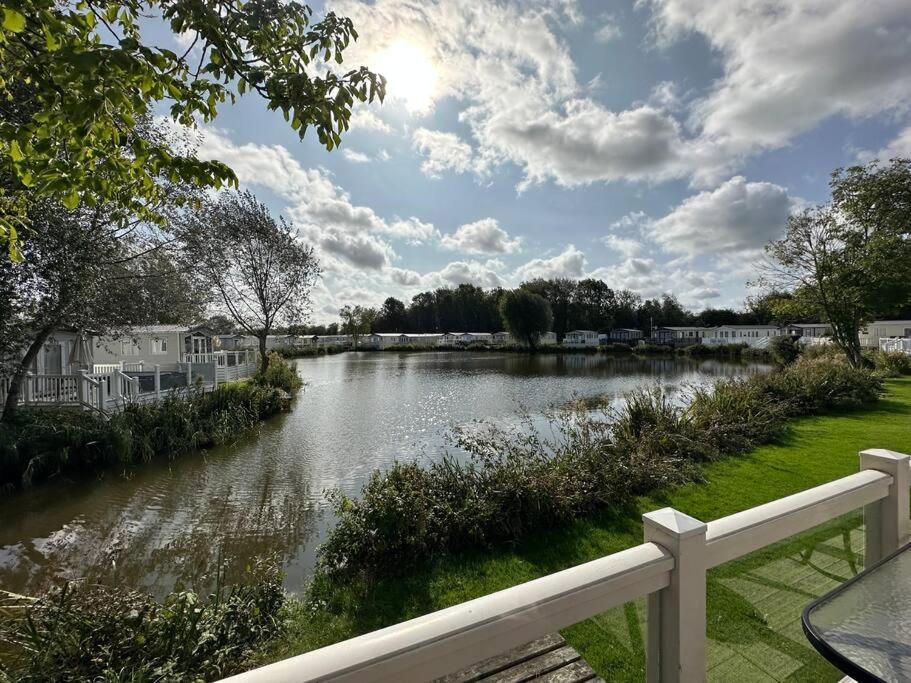 Waters Edge, Hoburne Cotswolds South Cerney Exterior foto