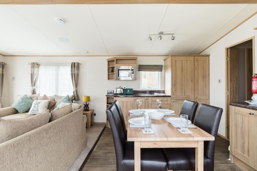 Waters Edge, Hoburne Cotswolds South Cerney Exterior foto