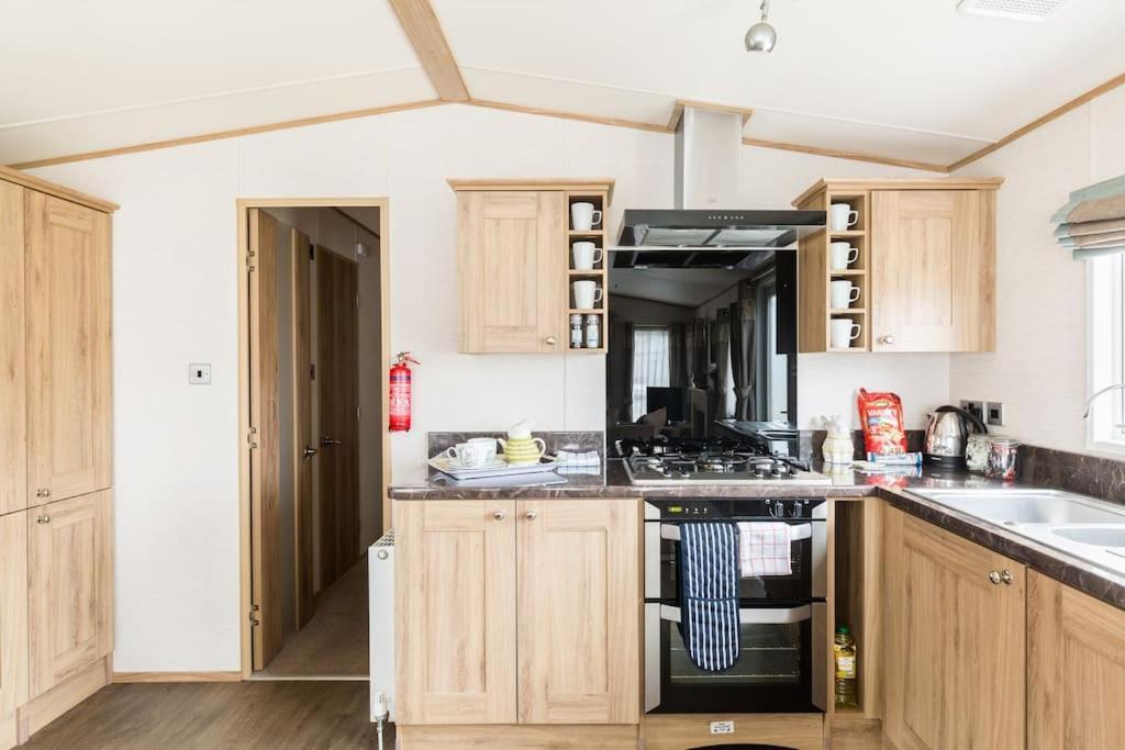 Waters Edge, Hoburne Cotswolds South Cerney Exterior foto