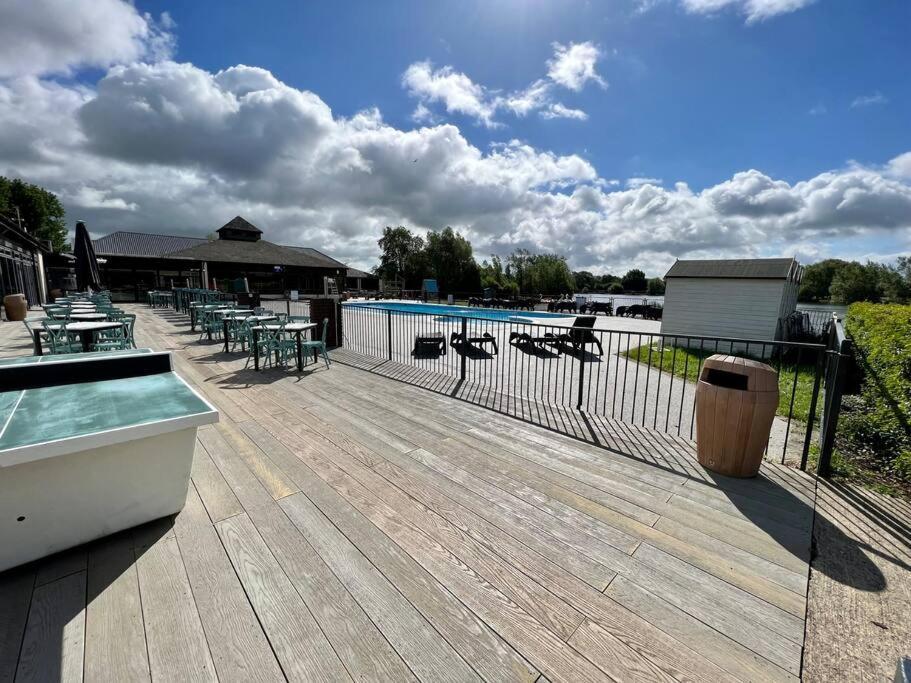 Waters Edge, Hoburne Cotswolds South Cerney Exterior foto